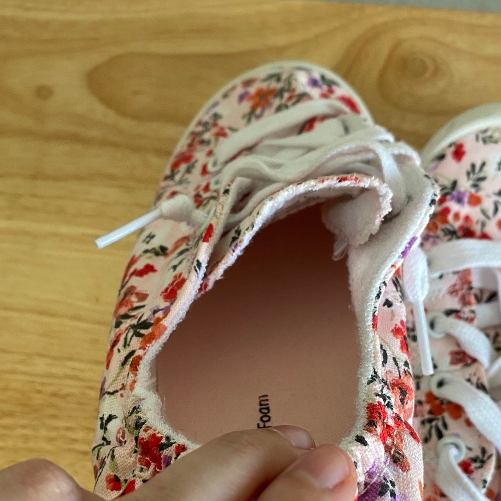 Time and Tru Women’s Floral Sneakers - Picture 4 of 11